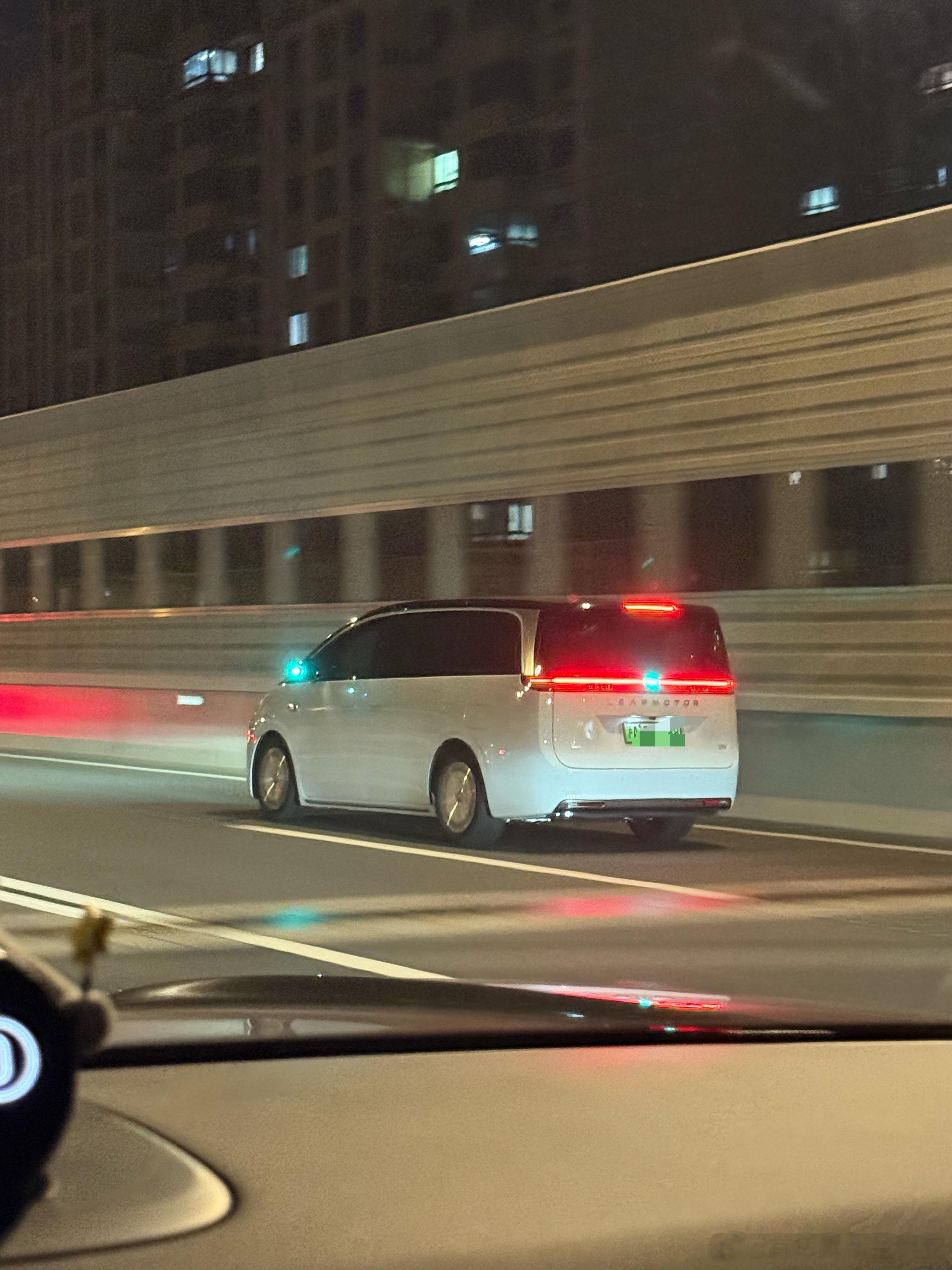 零跑D99路上已经在跑了，刚才车头开过来的时候瞄了一眼，还以为是MEGA，这位车