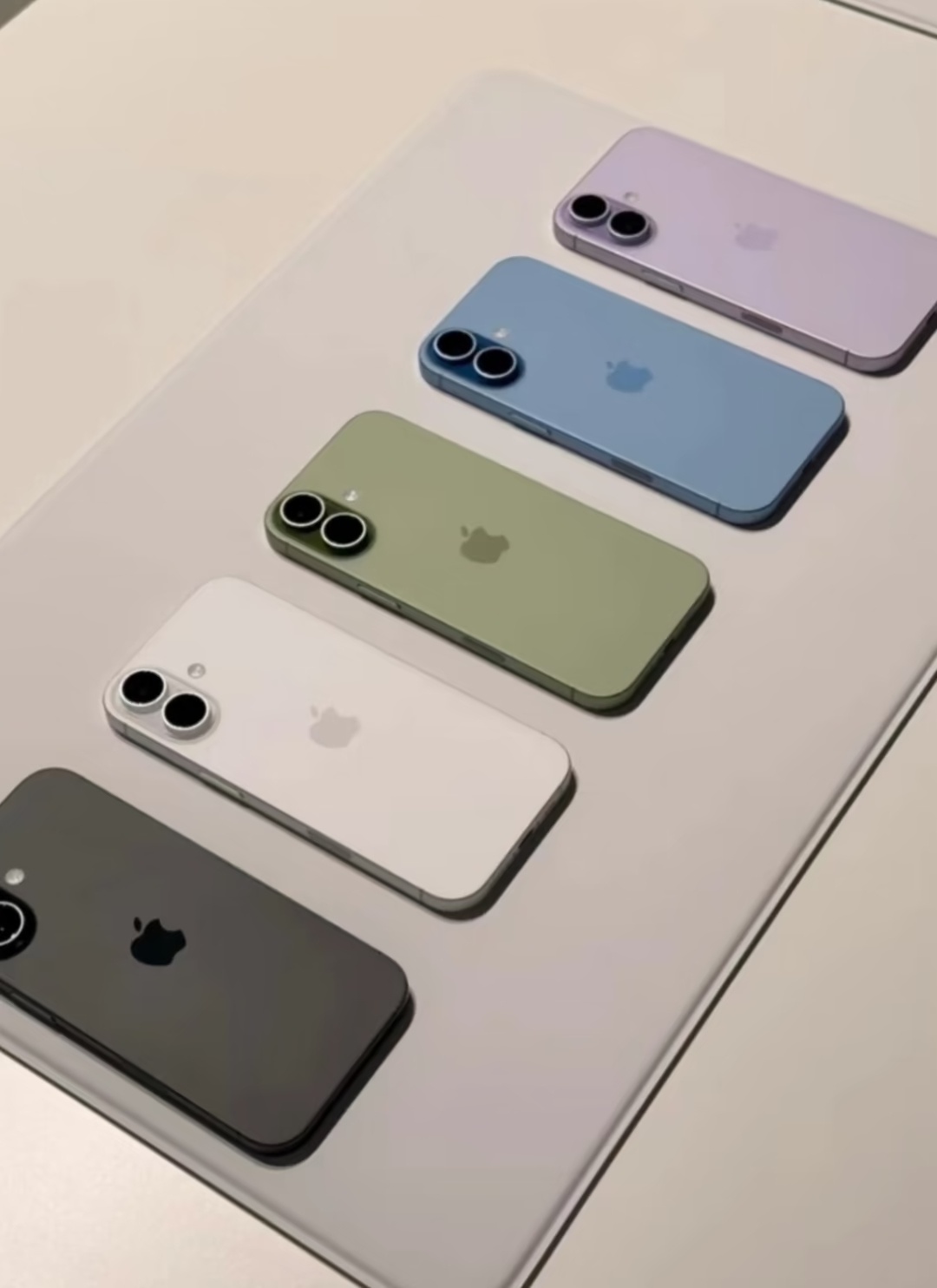 iPhone17销量还在飙升内存涨价，iPhone18系列铁定大涨既然这样的话，
