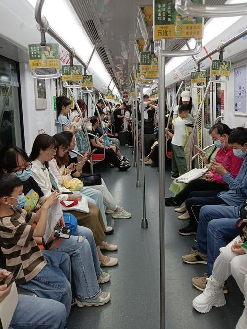 前几日，我来到福州，深切感受到福州人民对外地65岁以上老人，满是温情与关怀。
今