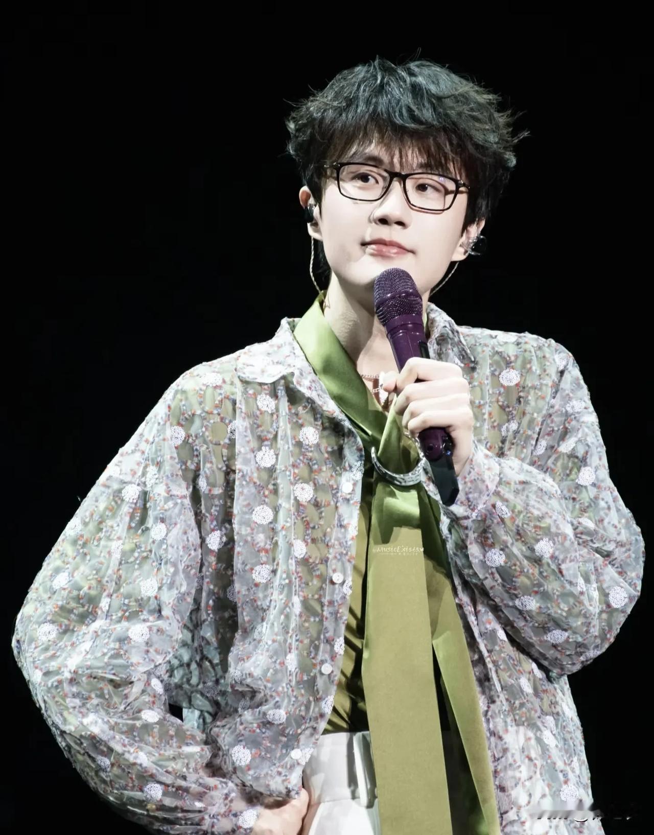 其实许嵩早期也遇到了好多ex的事，但是都被哥狠狠的写在了歌里，记得当初有个活动也