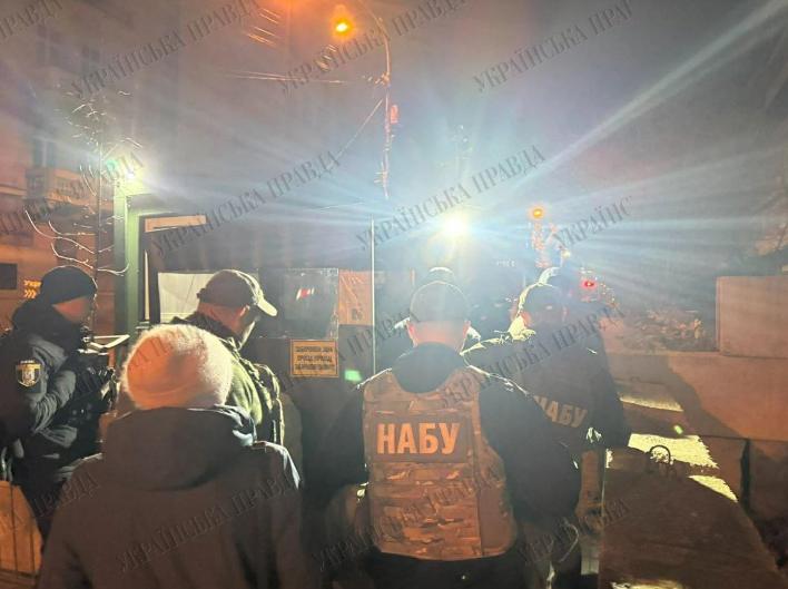 特朗普这是又施压了？大批探员闯进泽连斯基心腹的家里，这时候的泽连斯基该做何选择？