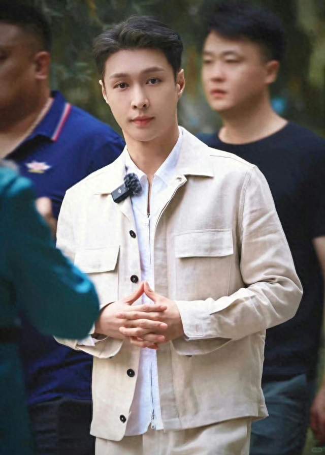 张艺兴穿的是谁家衣服