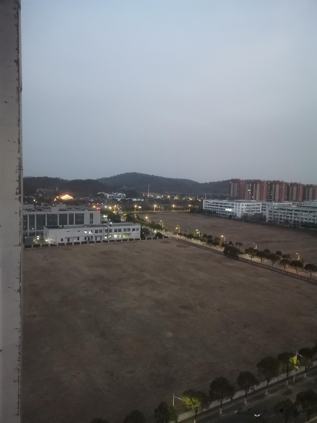 一个人最会用人的表现，遇人见面，会主动拉进距离，看你哪方面需要帮忙；先给别人付出