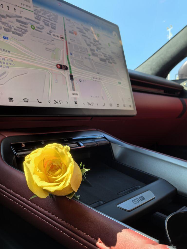 凌晨接到烘焙师朋友的求救电话，她的送货电动车在半路故障。我带着她未完成的婚礼蛋糕