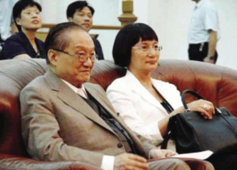 1976年，金庸出轨后，妻子朱玫提出离婚，就在两人刚签完离婚协议，金庸却突然将其