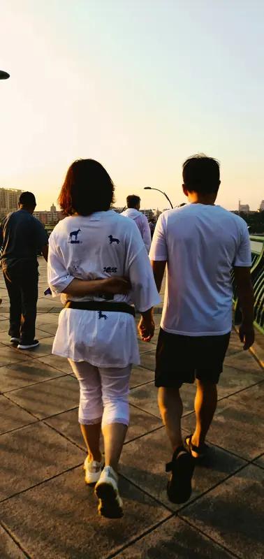 深爱的人，岂是不联系就能忘却的？我有个朋友，和相恋多年的女友分手后断了联系。起初