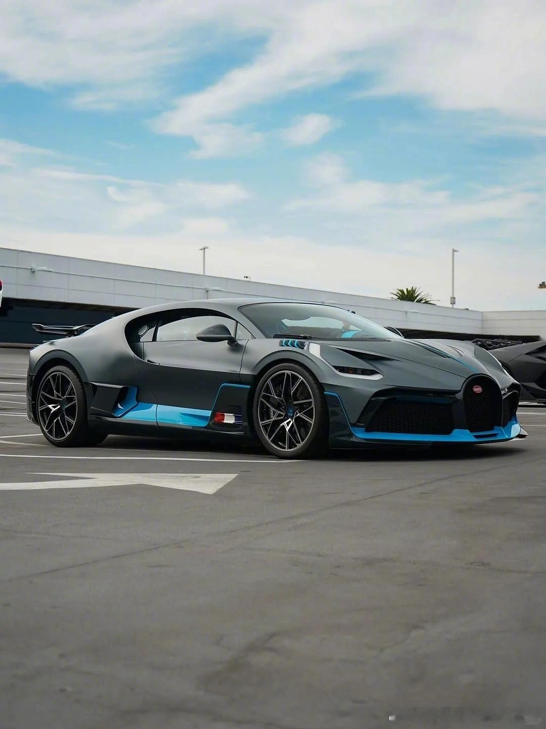 经典蓝黑拼色的Bugatti Divo，无需多言 ​​​