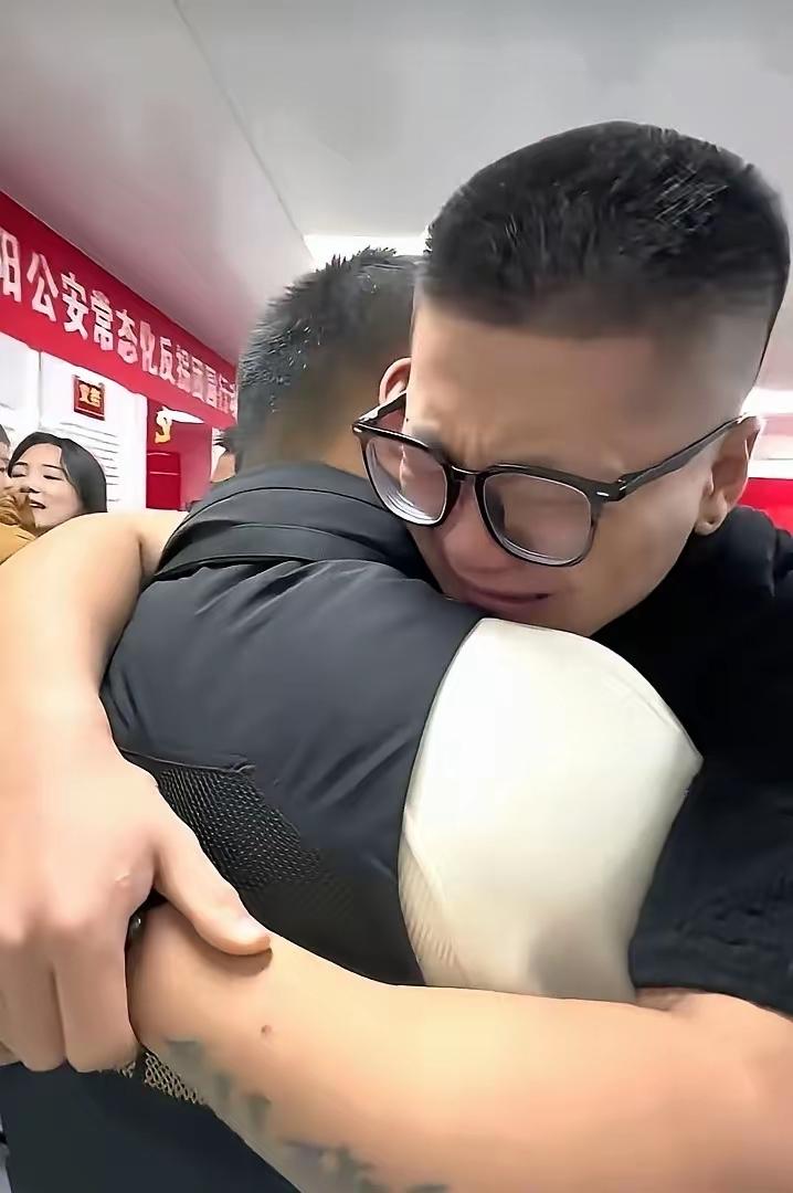 还是网友们看得透

为什么有的人在被亲生父母找到后

却死活不愿意人，即使生活过