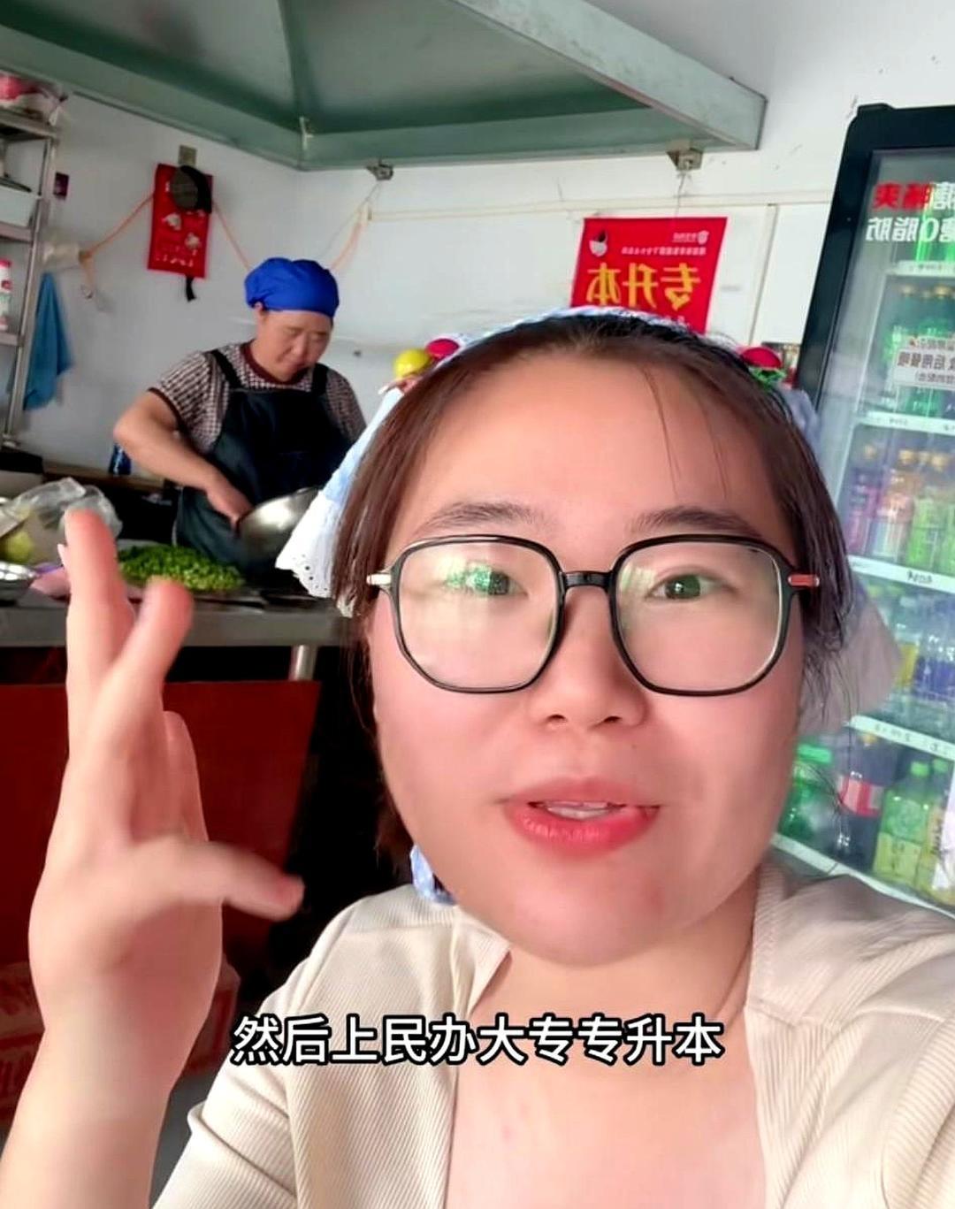 姐弟俩花50万读民办本科，毕业全部选择回家卖面条，网友直言太真实
 
山东一个女