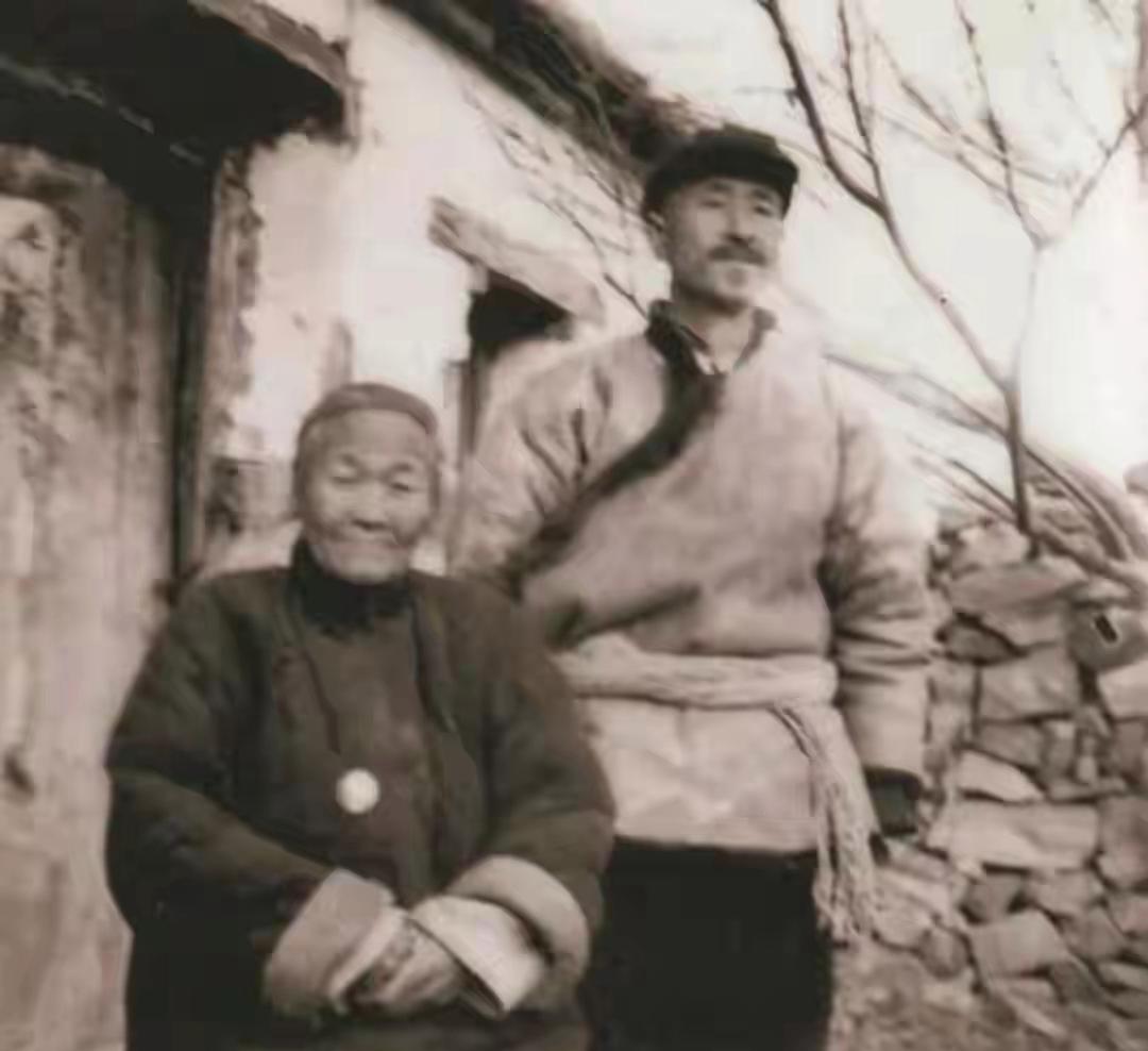 1956年3月，山东临沂沂南县公安接到举报：有个卖烧酒和狗肉的老汉，经常在山里转