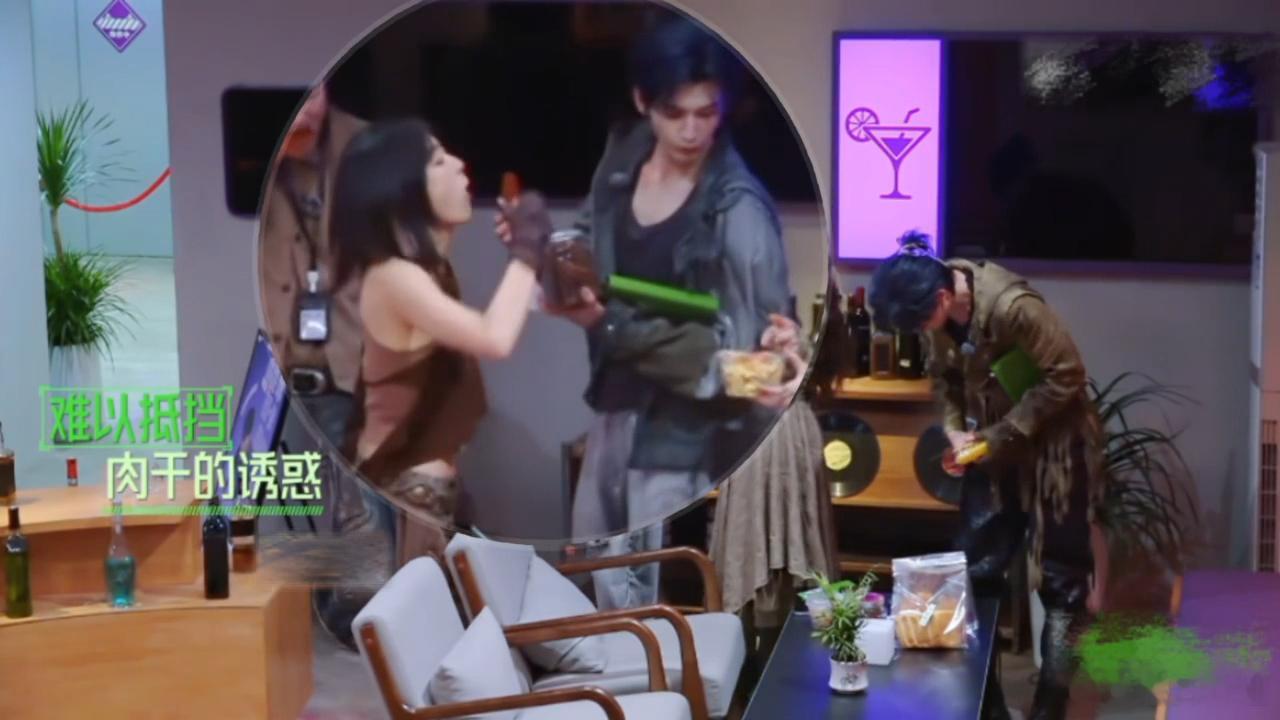 张凌赫吃着自己的看着金靖的金靖拉拢丁程鑫谁能抵挡开推的零食诱惑？张凌赫一边嚼自己