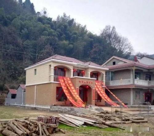 1. 懂技术的“新农人”
          山东曹县90后农民李娟用直播卖汉服