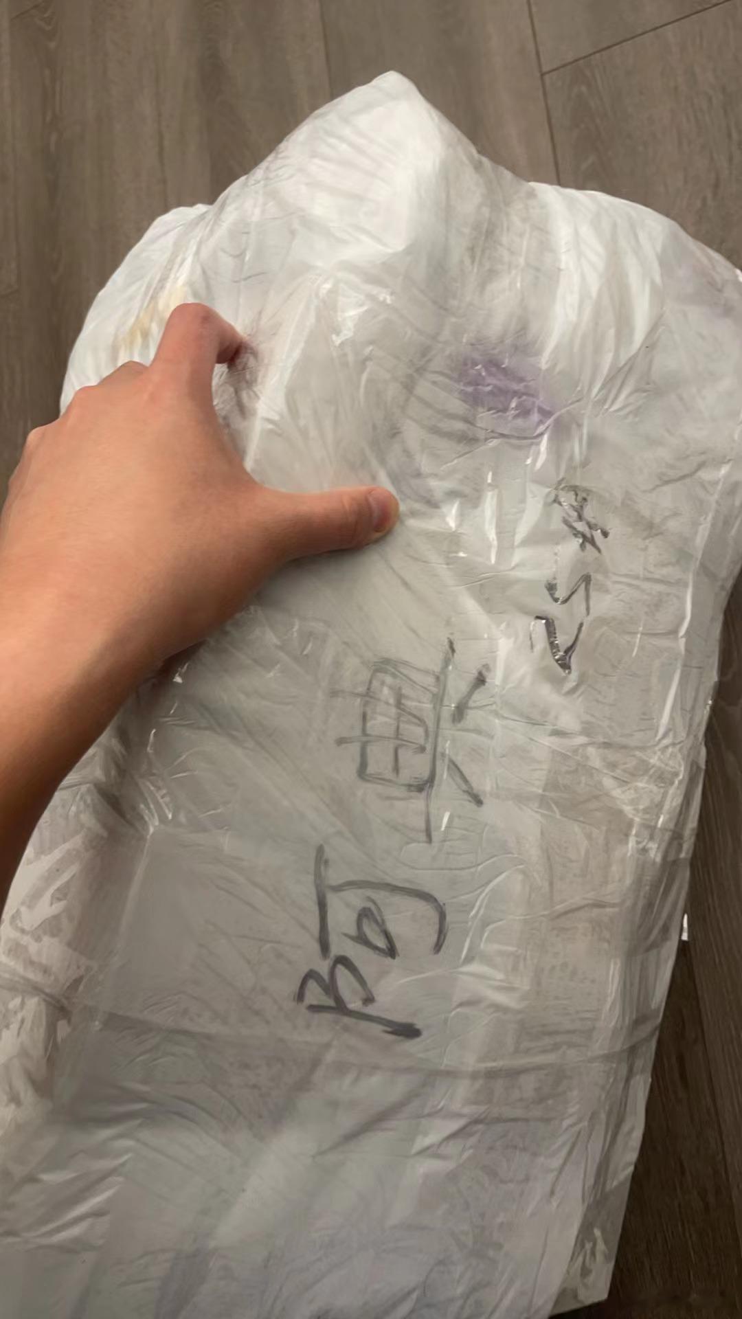 昨晚在机场旁边酒店住了一晚，把所有快递补给品全部收到。大概25个快递：三张欧洲电
