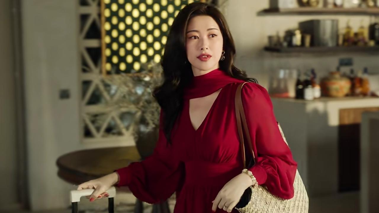 朱珠红衣出场，明媚动人，钟汉良都看呆了

新剧《蜜语纪》的开播，朱珠饰演的女主许