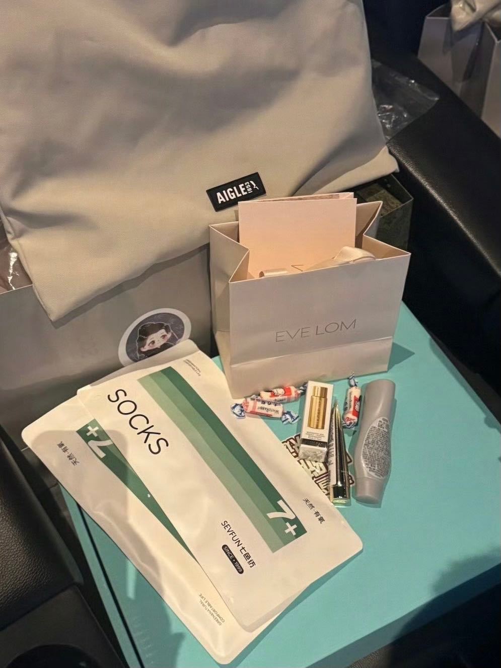 李沁追剧团伴手礼好豪华 李沁这波伴手礼直接把用心拉满！追剧团收到的礼袋里，全是她