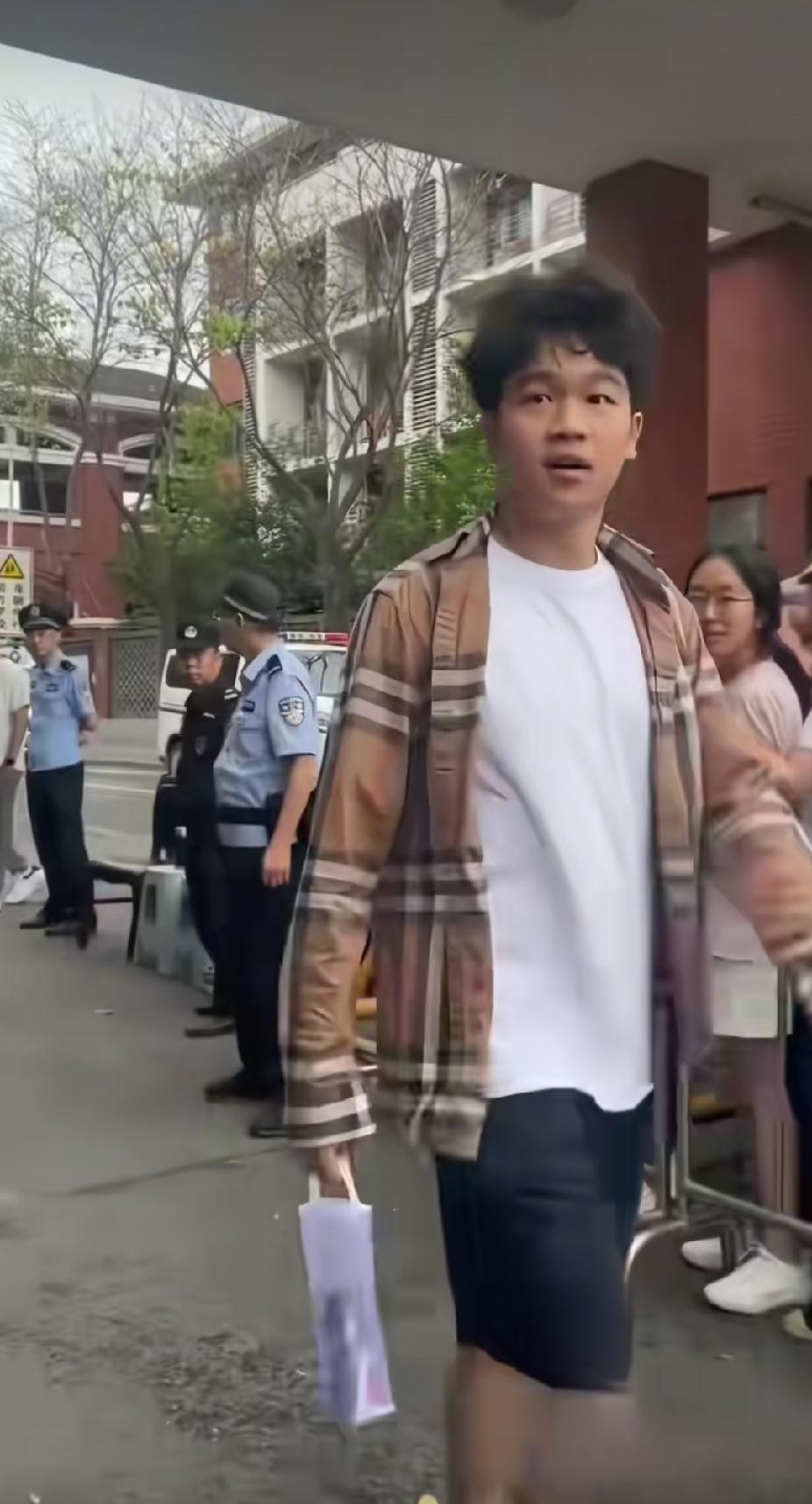 第一个走出考场的男孩，走到门口喊出的一句话，让等在门口的妈妈们，瞬间泪目了。
