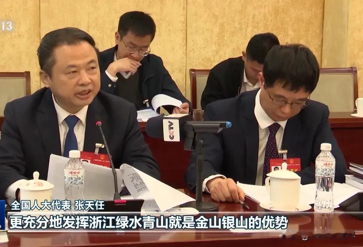 眼尖的网友发现：全国两会上，浙江省代表团的饮用水全换成了娃哈哈新款“晶钻”纯净水