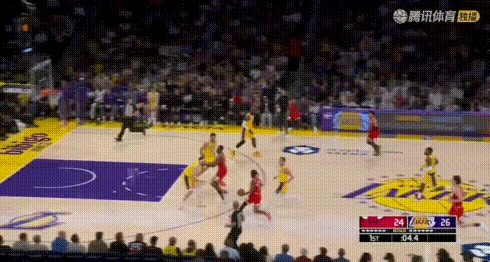 神坑——詹姆斯2节各种漏人+失误带崩湖人！
1节还好没怎么添乱只有1次漏人（图1