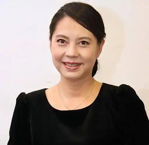 82年她在比赛期间叛逃美国，害惨中国队，晚年却高调回国捞金。



主要信源：（