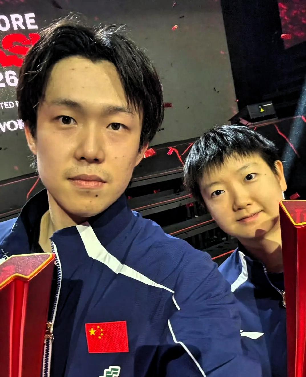 笑不活了！
王楚钦和孙颖莎刚拿完冠军，合影时候俩人的对话够我笑一年。

两人互相