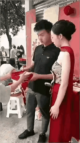 特别的礼物，让婚宴上的小两口喜笑颜开