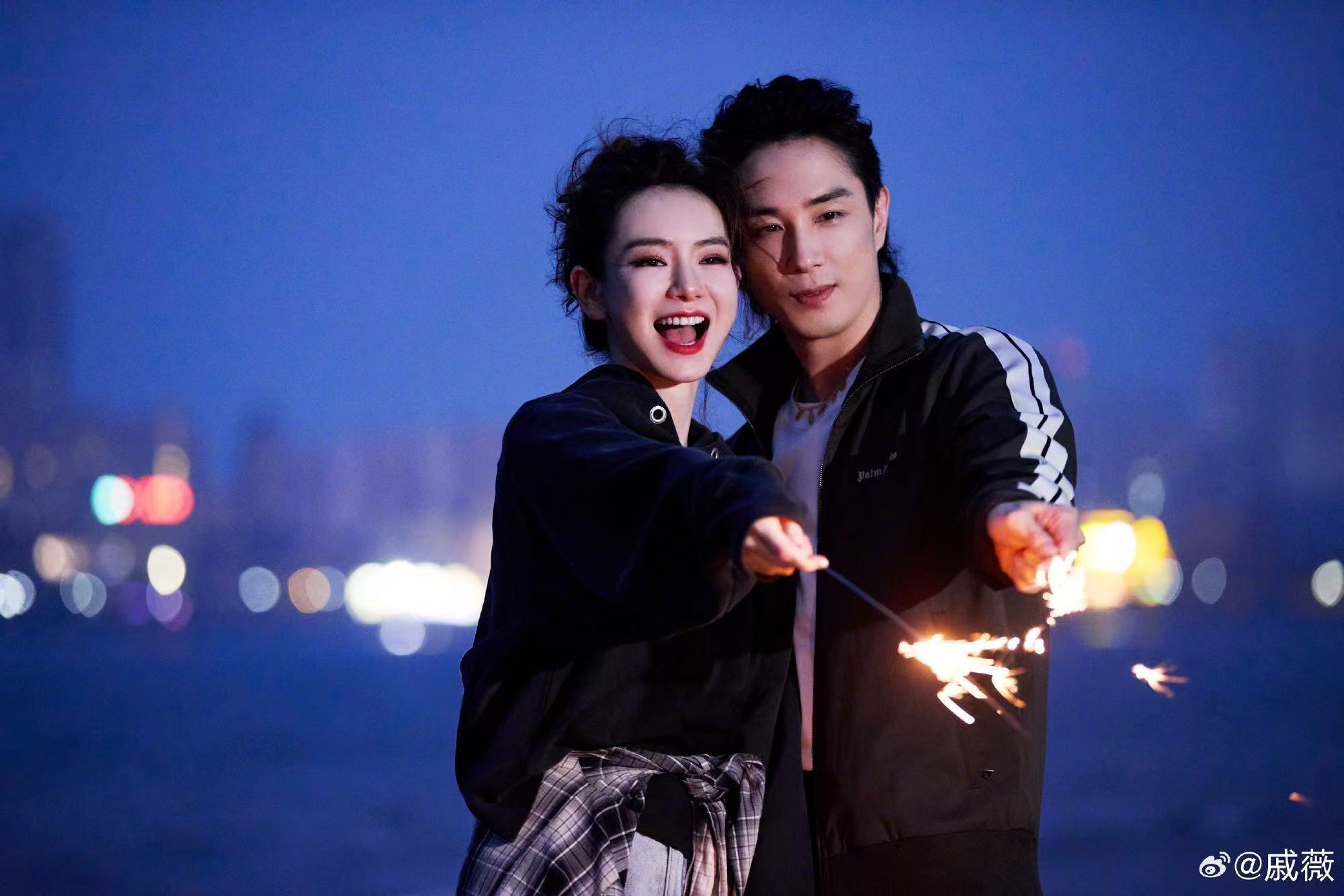 #戚薇海边给李承铉庆生#哇！李承勋今天生日，戚薇老公姐去海边给情敌哥过生日啦，该