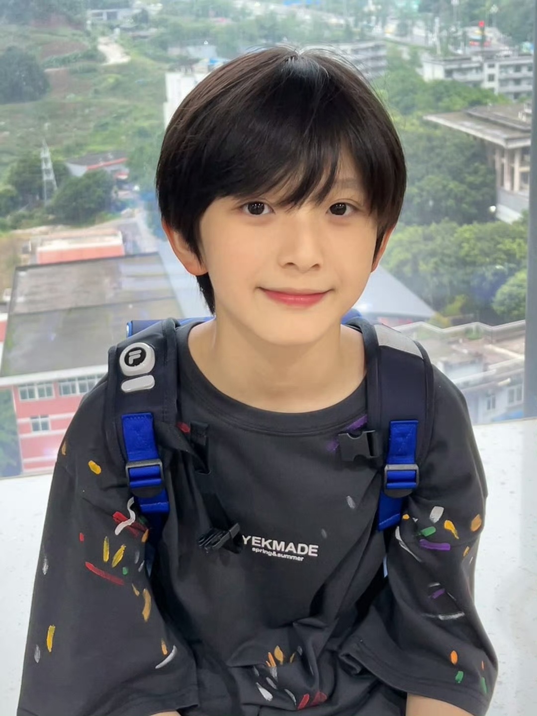 现在向你走过来的是五代偷看拍cha的超帅师兄，四代黄金天使忙内，三代棍航之子，二