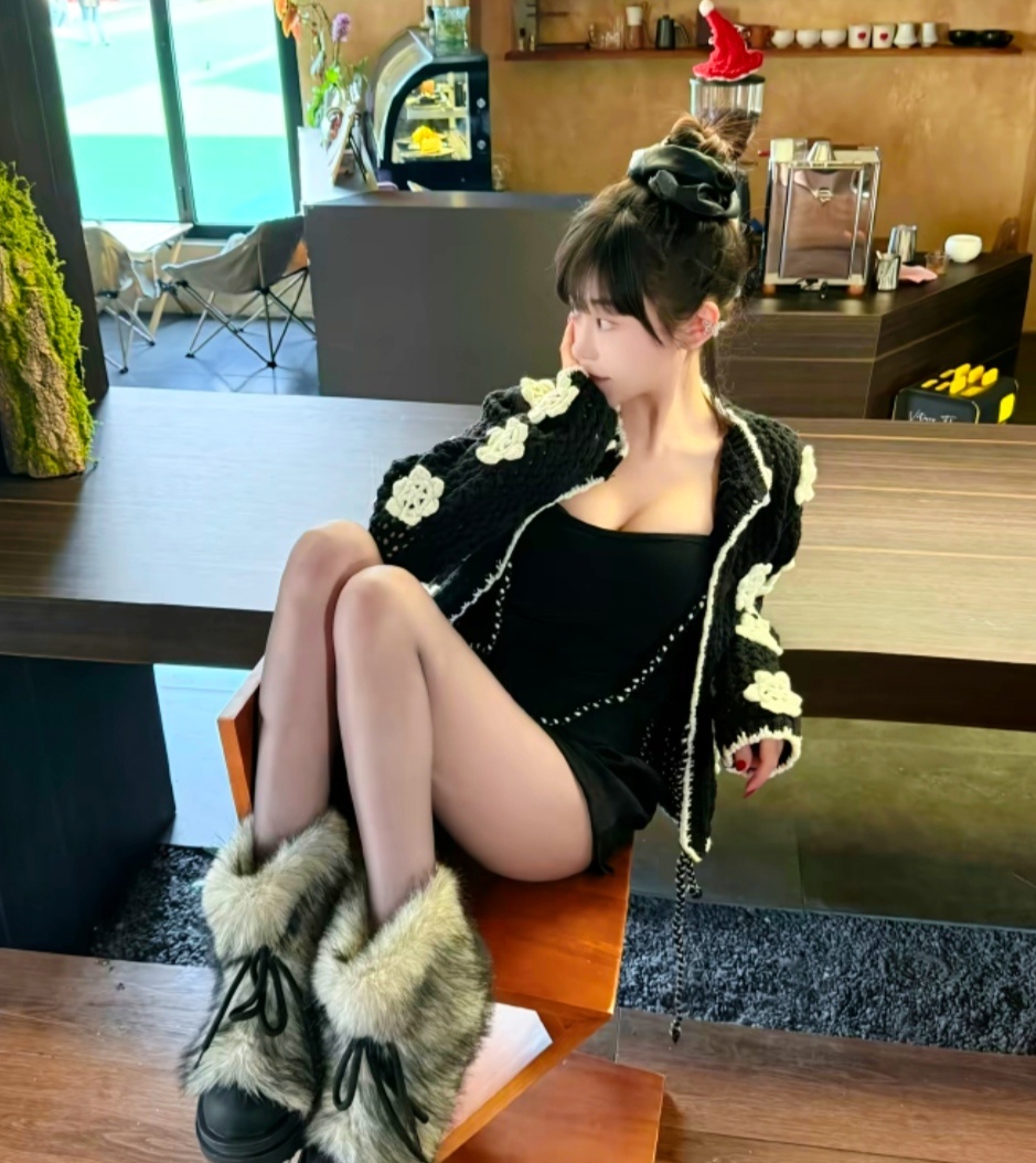 我觉得这事有意思的点在于反差。一边是听到三寸天堂林更新笑了冲上热搜，《三寸天堂》