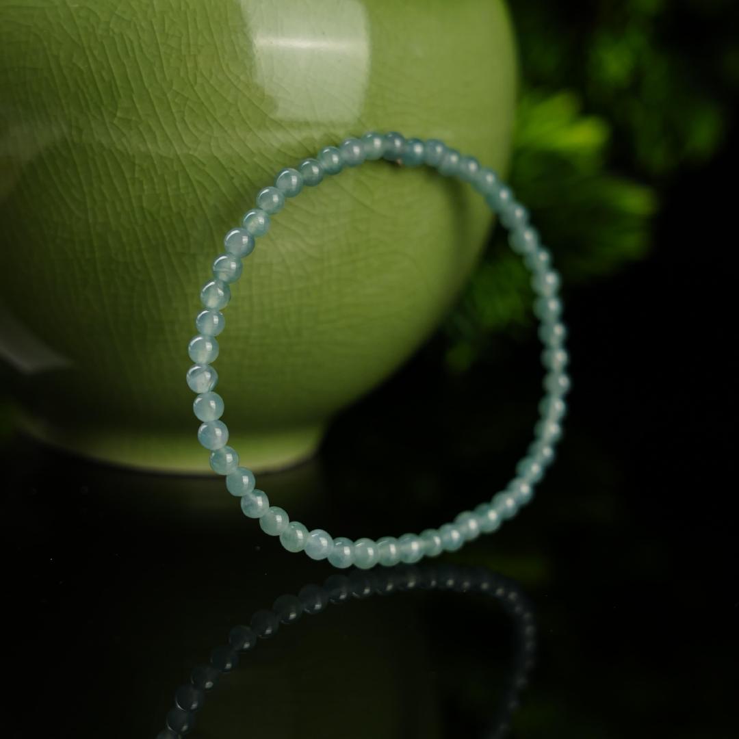 莹润清透的3-4mm细圆珠，如绕腕的一汪碧水，精致不张扬，完美点亮春夏氛围感。穿