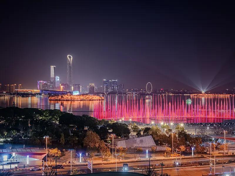 大年初二晚上，我去苏州工业园金鸡湖看了喷泉，还航拍了那画面，只能说这一趟太值了！