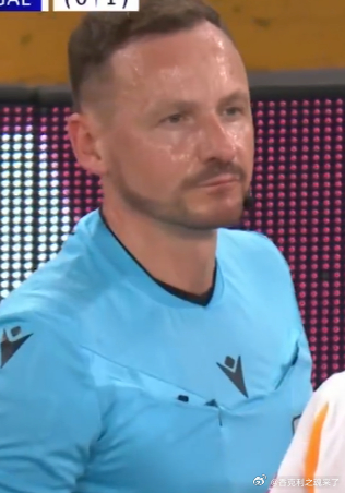 他们说，这裁判像带胡子的林德斯在执法利物浦欧冠