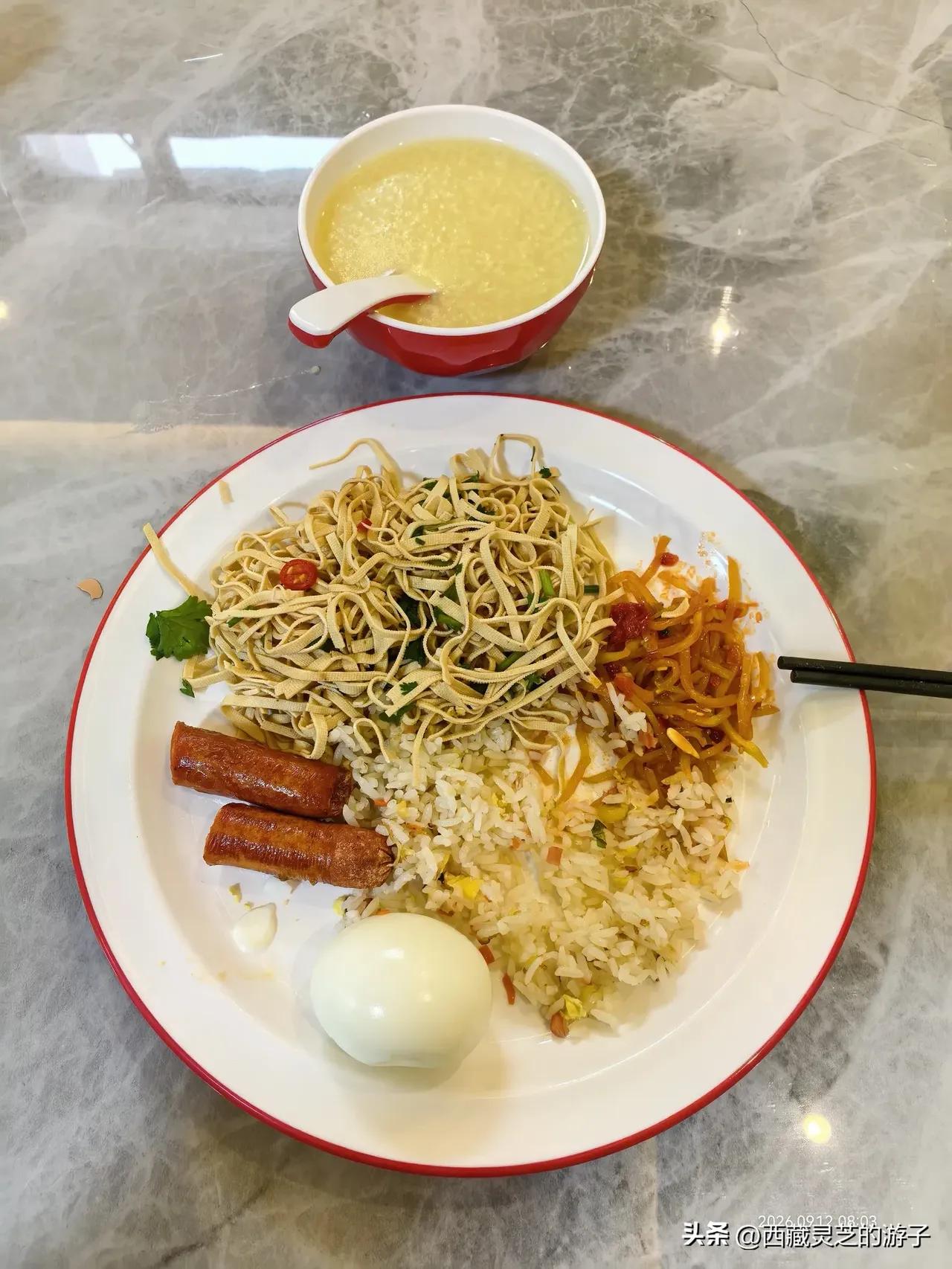 阿尔山酒店。
一位中年女子进餐厅，拿了四个鸡蛋，一碗粥就走。服务员问她有早餐券吗