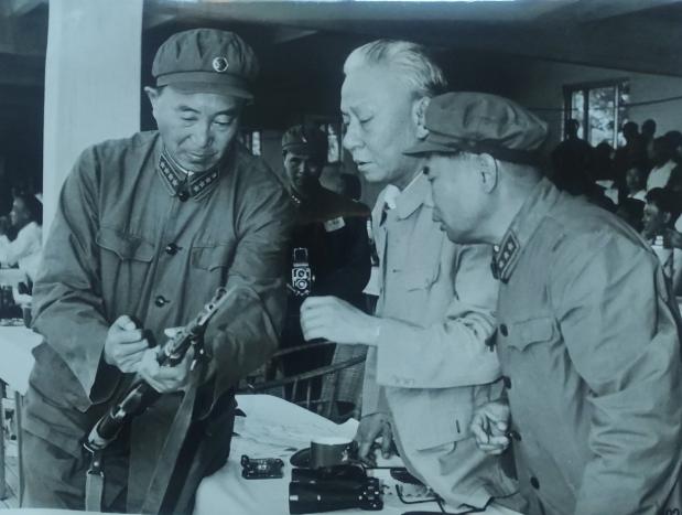1964年， 全军开展大比武期间，刘少奇观看济南部队军事汇报表演，总参谋长罗瑞卿