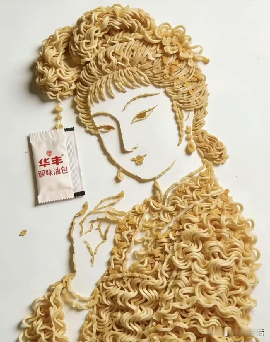 真有高手，居然用方便面做成美女！