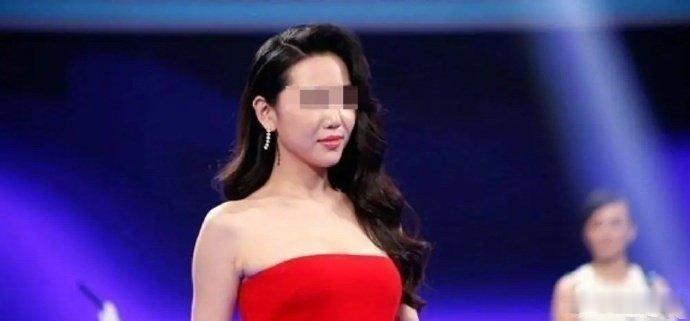 王小明是一个身份不凡的年轻人！他参加《非诚勿扰》时自我介绍说：“我整天和土地打交