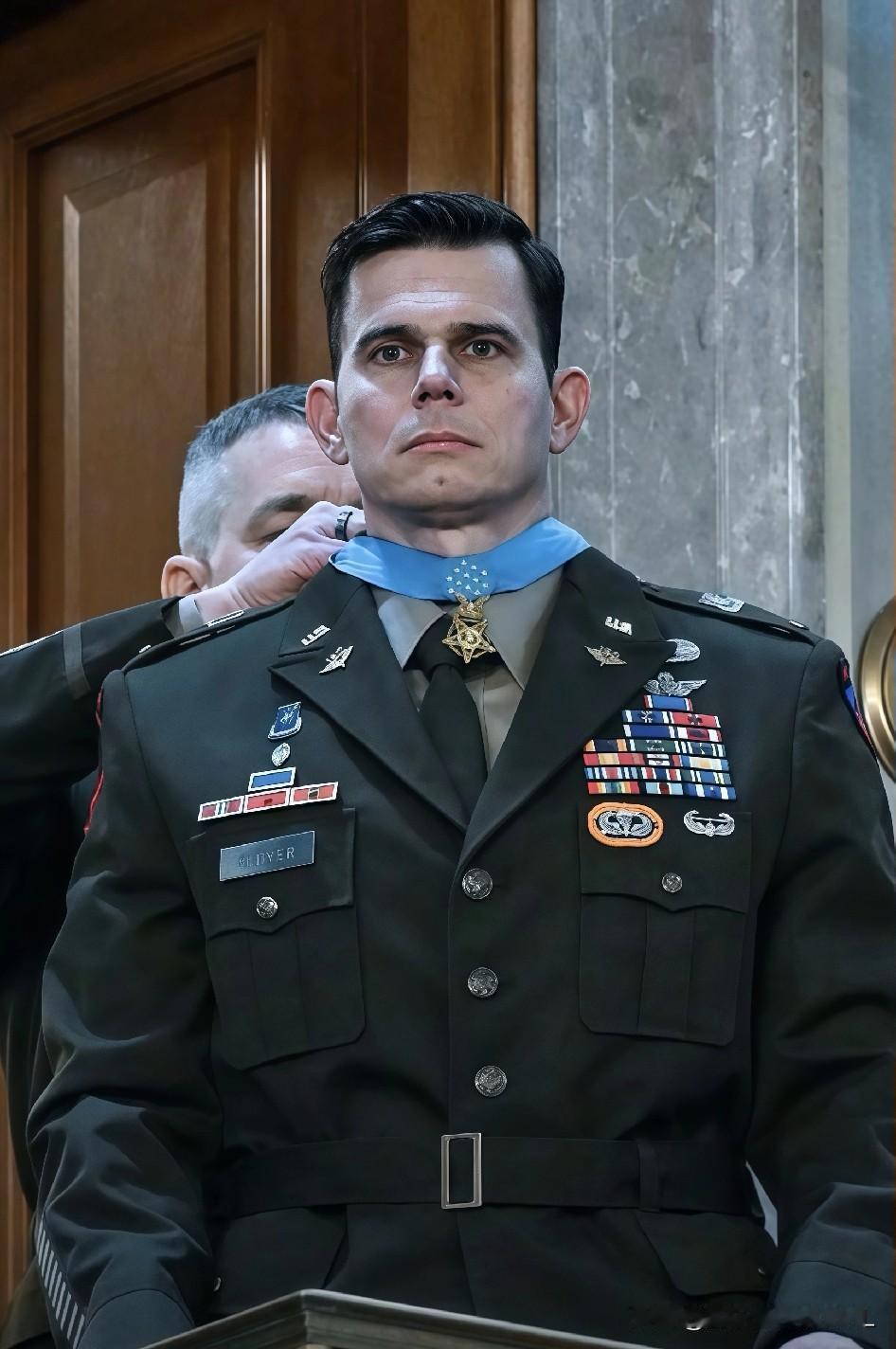 盯着这双眼，
你就懂了什么是真正的“杀戮机器”。

右臂10道作战条纹，整整5年