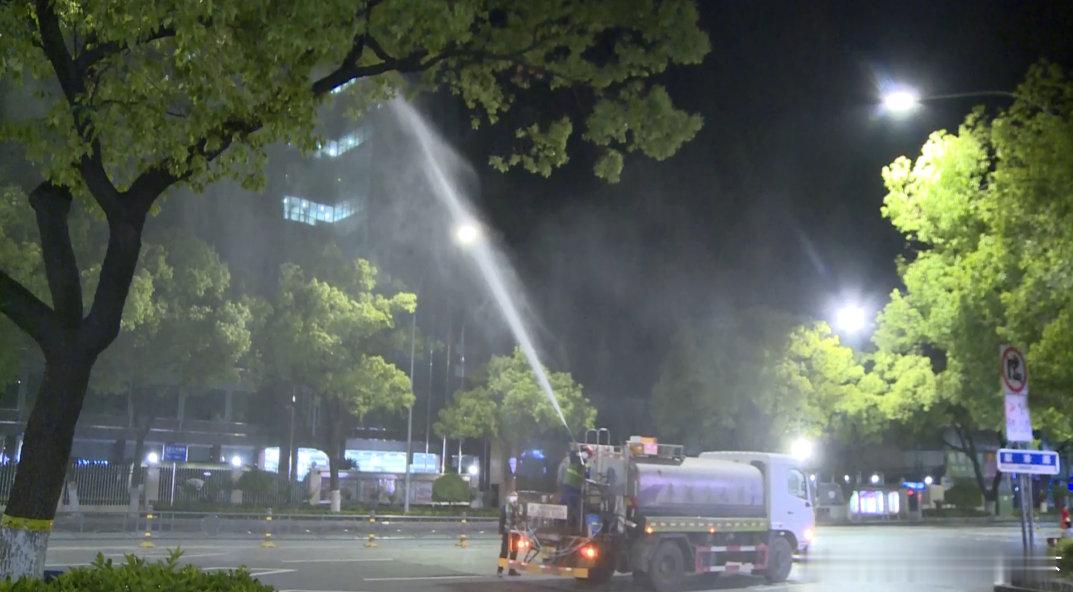 十堰 守护城市绿化景观！十堰园林部门夜间“出诊”防虫害十堰爆料 十堰融媒 秦楚风