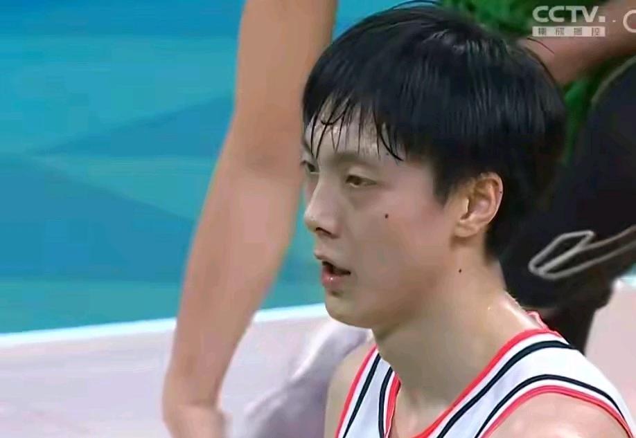 辽宁队3-2广东队，晋级总决赛！留下了4个谜题，让球迷有点看不懂，莫兰德摔伤周琦