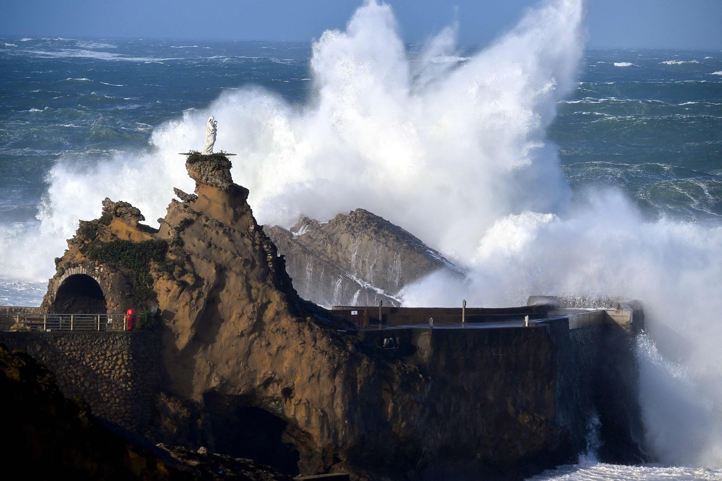 #风暴尼尔斯横扫法国南部#【#风暴致法国1人死亡85万户停电#】风暴“尼尔斯”1