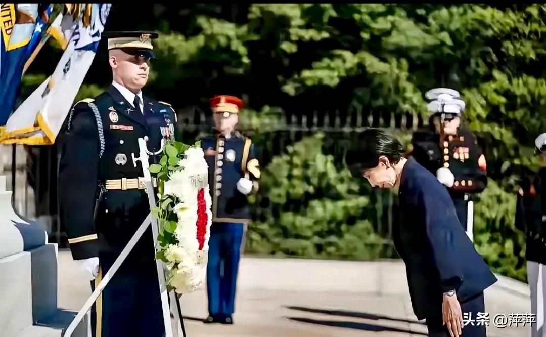 高市早苗访美时，先是在阿灵顿国家公墓向美军献花圈、姿态谦卑，转头又在白宫晚宴上随
