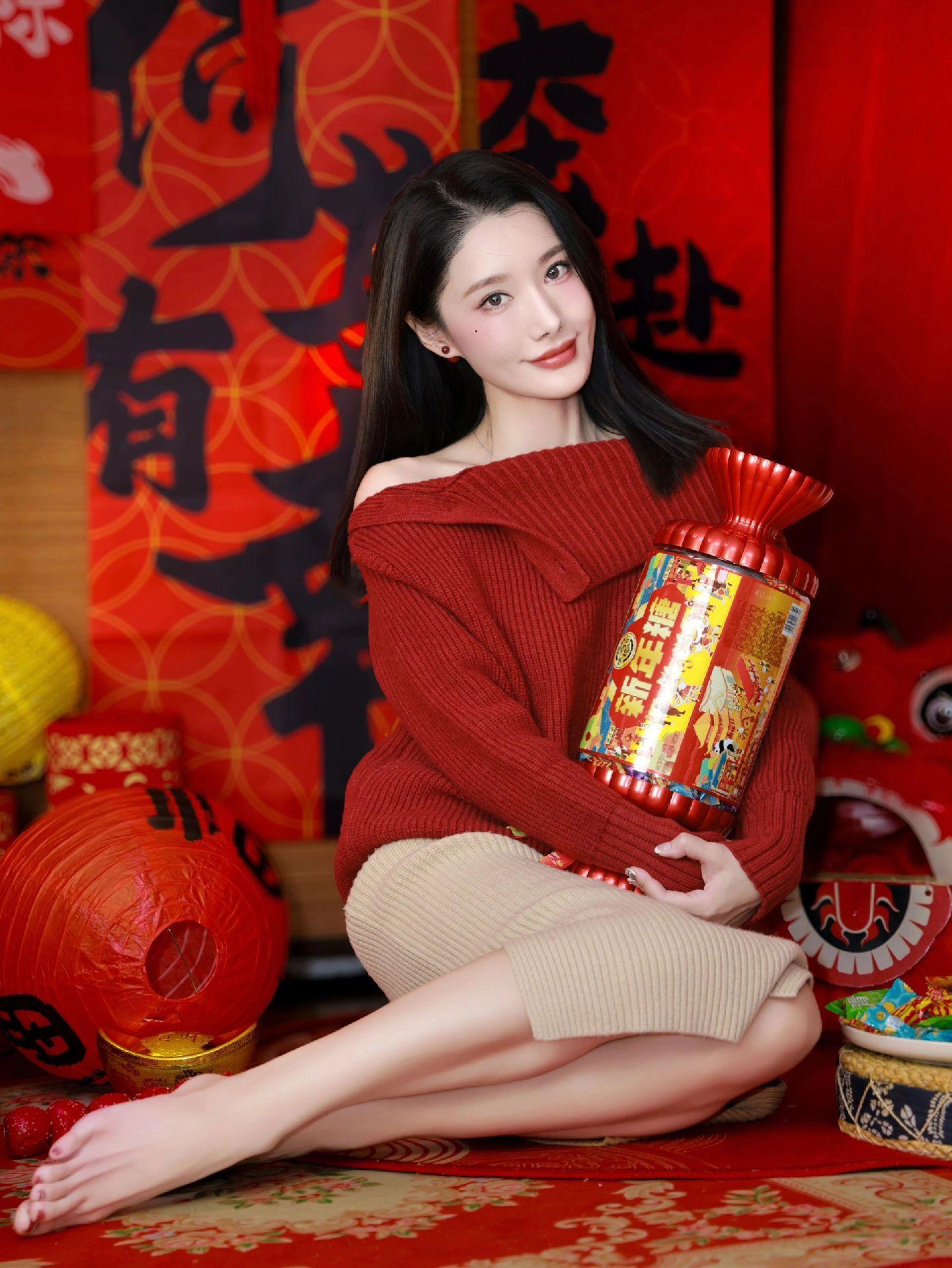 今天是大年初一，新年的第一天祝福送给你，祝新年心纳吉，万事兴，岁平安...