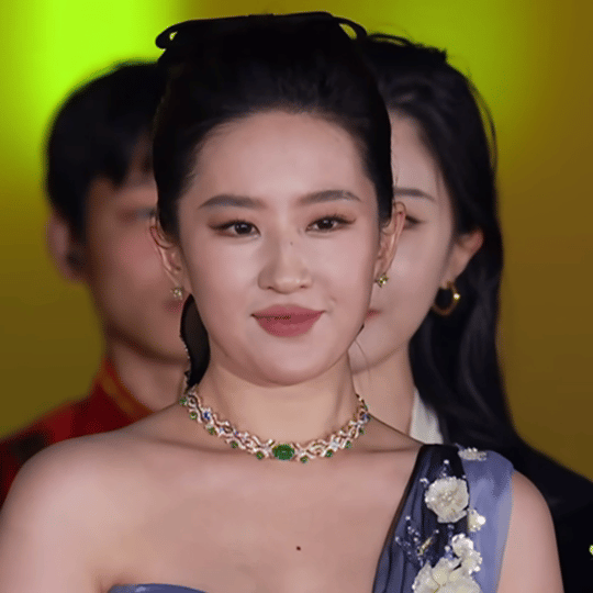 刘亦菲白玉兰出逃一周年没关系 反正还有两把金扫帚视后奖杯🏆！ 