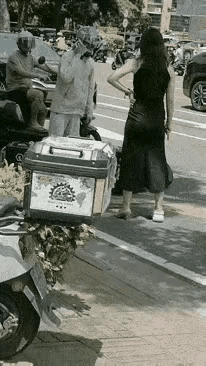 这个长发披肩的女子脾气真是不小，来了脾气就要动手打人，她也不掂量掂量自己的实力，