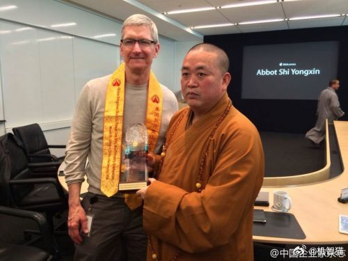 释永信本人似乎还是个科技爱好者，之前他访问过苹果、谷歌、Meta这些科技巨头的总