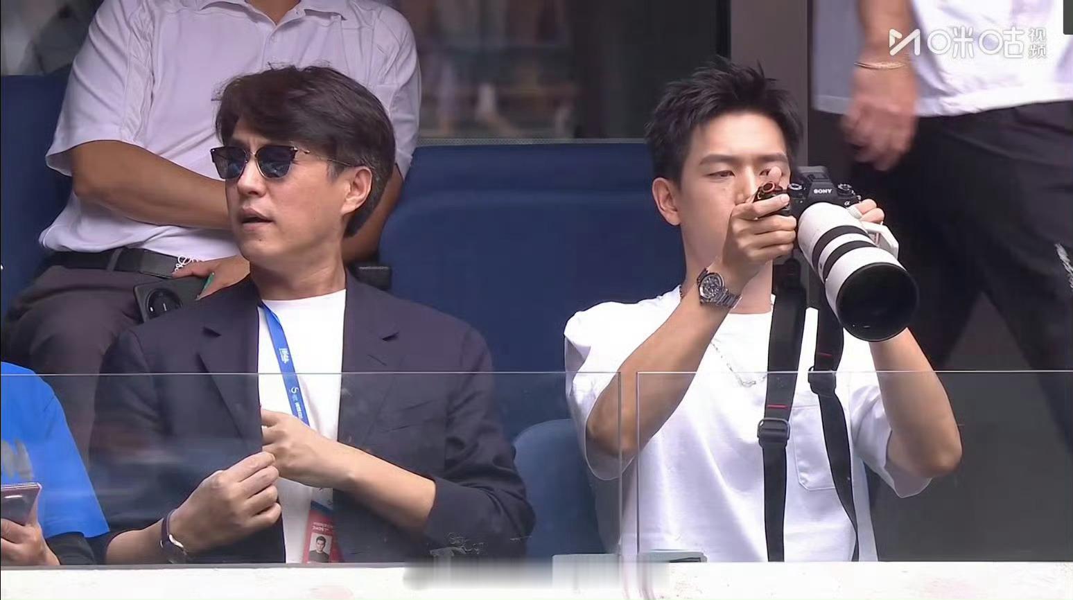 李现和靳东同框李现靳东观众席同框李现和靳东同框，不错，[抱一抱][抱一抱] ​​