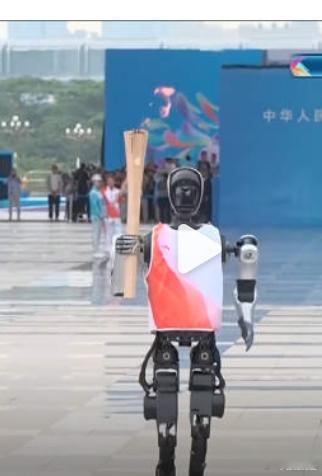 “夸父”人形机器人作为特殊火炬手在深圳亮相，它手握1.6kg重的火炬，完成第二棒