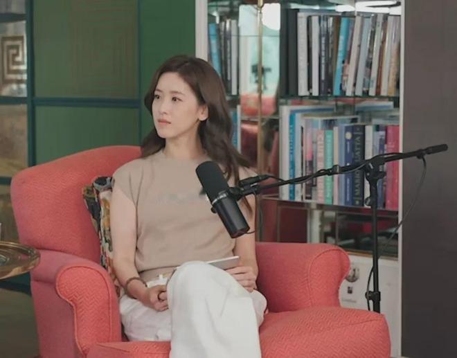 连章泽天都想进入播客行业， 这个行业就会更卷了。
而且她第一次直播就在刘嘉玲的家