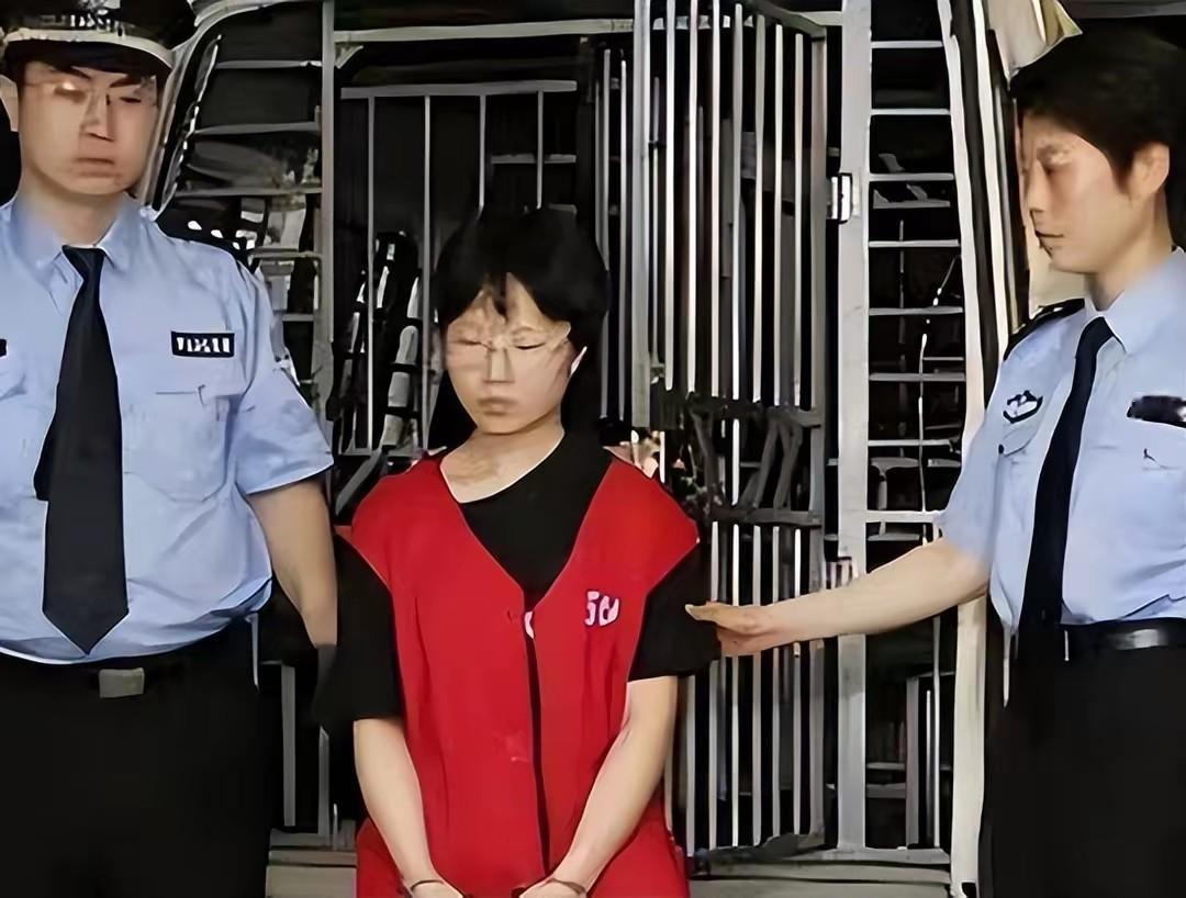 2005年，清华女博士陈丹蕾趁丈夫熟睡时，果断拿出手枪、扣动扳机，直接打穿丈夫头