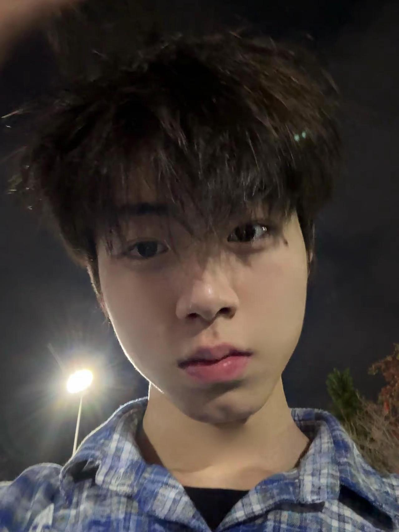 伤感都是装的 现实中我比轰天炮笑的都响