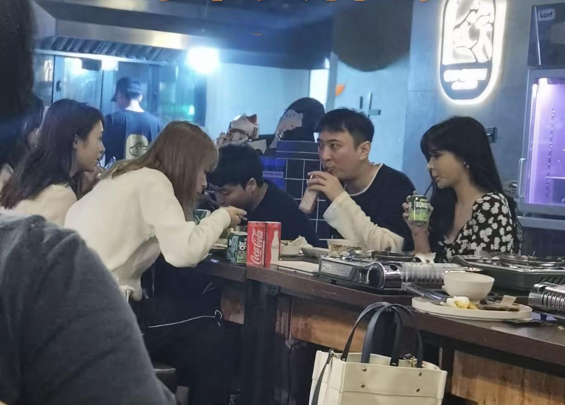 王思聪身边从来不缺女人，简单的吃一顿烧烤，身边就三四个女人。这样的生活你们羡慕吗